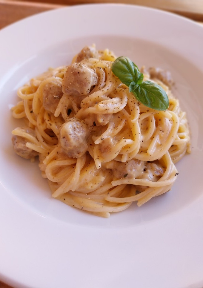 Una foto de Espaguetis a la carbonara de salchichas