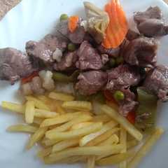 Una foto de Carrilladas con menestra de verduras