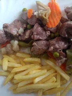 Una foto de Carrilladas con menestra de verduras