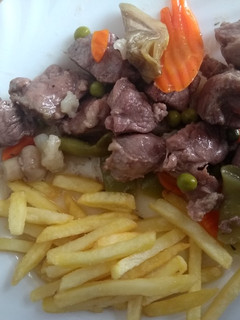 Una foto de Carrilladas con menestra de verduras