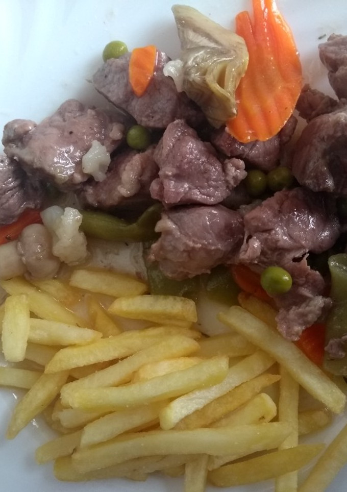 Una foto de Carrilladas con menestra de verduras