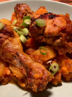 Una foto de Pollo al horno con batatas y patatas