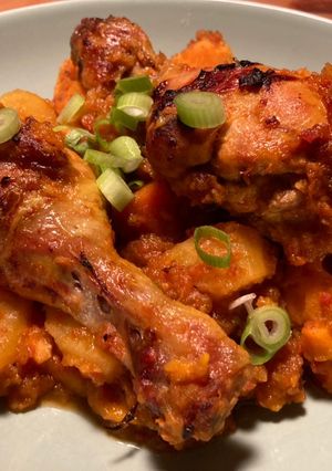 Una foto de Pollo al horno con batatas y patatas