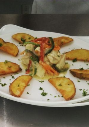Una foto de Blanquete de pollo con papas rústicas