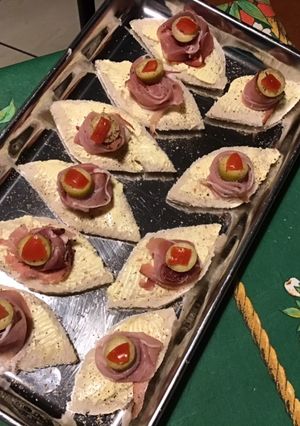 Une photo de Canapés apéritif « yeux » au jambon cru,olives,anchois et tomate
