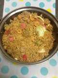 ผัดบะหมี่กึ่งฯลูกชิ้นรวม