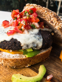 Vegetarischer Burger mit Schwarze-Bohnen-Patty und Salsa Rezepthauptbild