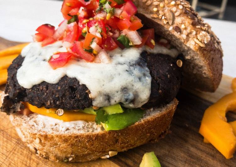 DAS IST ES! Wie man Veggie Burger mit Schwarze-Bohnen-Patty und Salsa