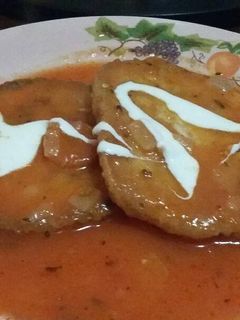 Una foto de Tortitas de papa con queso en salsa de jitomate