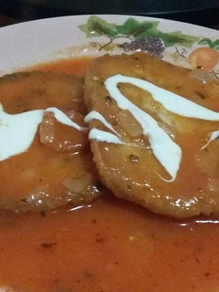 Una foto de Tortitas de papa con queso en salsa de jitomate