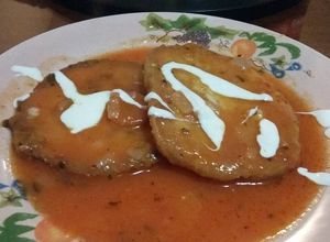 Una foto de Tortitas de papa con queso en salsa de jitomate