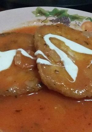 Una foto de Tortitas de papa con queso en salsa de jitomate