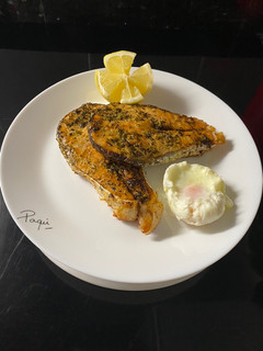 Una foto de Salmón al tomillo al horno con su huevo poche 🌿🥚