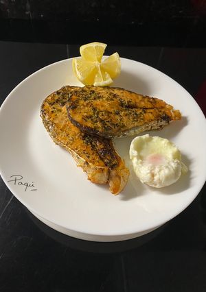 Una foto de Salmón al tomillo al horno con su huevo poche 🌿🥚