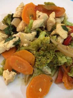Una foto de Pollo con brócoli en zanahoria y chiles en escabeche casero