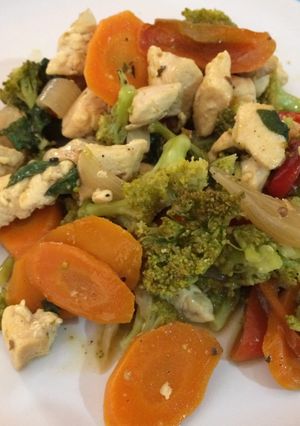 Una foto de Pollo con brócoli en zanahoria y chiles en escabeche casero
