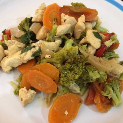 Pollo con brócoli en zanahoria y chiles en escabeche casero Receta de  Carmen Palomino- Cookpad