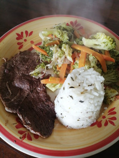 Una foto de Vegetales con salsa de carne