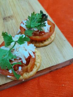 બિસ્કિટ ટોપિંગ્સ (Biscuit Toppings Recipe In Gujarati) રેસીપી મુખ્ય ફોટો