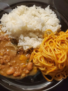 Una foto de Arroz, habichuelas y espaguettis a la Dominicana.🇩🇴