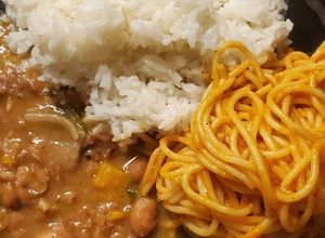Una foto de Arroz, habichuelas y espaguettis a la Dominicana.🇩🇴