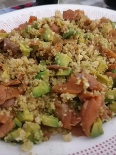 Una foto de Ensalada de tartar de salmón, aguacate y cuscús XL