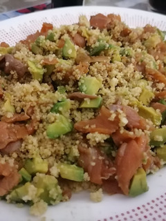 Una foto de Ensalada de tartar de salmón, aguacate y cuscús XL
