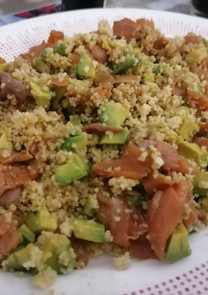 Una foto de Ensalada de tartar de salmón, aguacate y cuscús XL