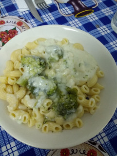 Una foto de Fideos con brócoli y salsa blanca