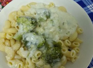 Una foto de Fideos con brócoli y salsa blanca