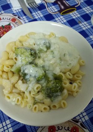 Una foto de Fideos con brócoli y salsa blanca