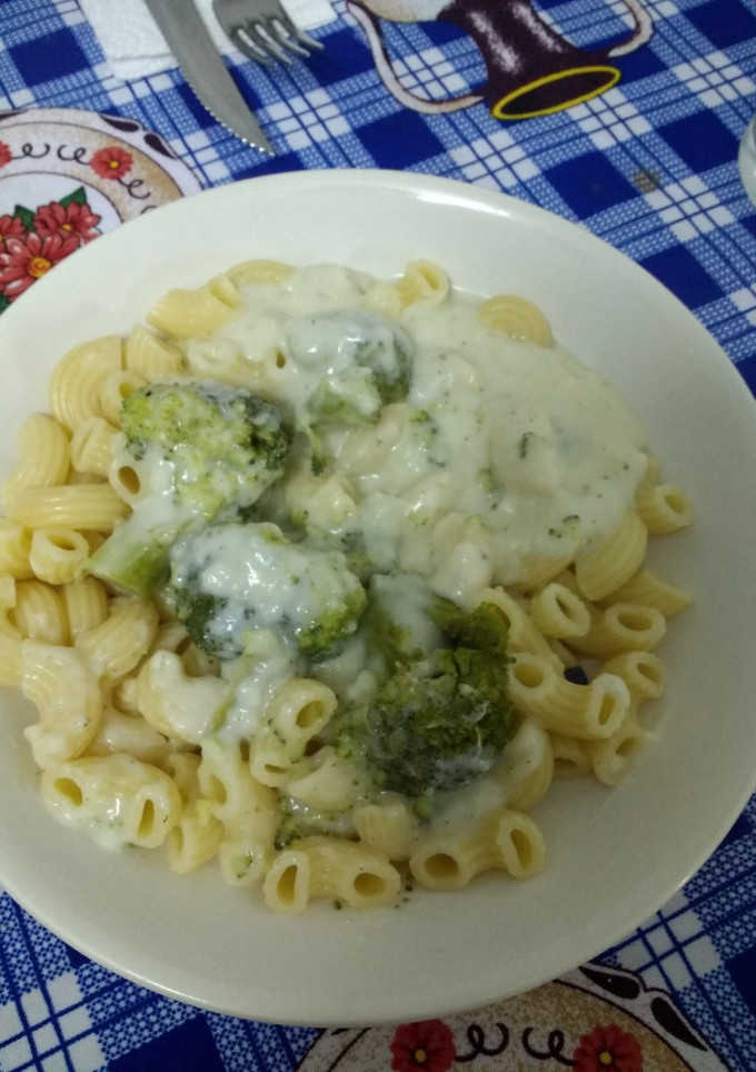 Una foto de Fideos con brócoli y salsa blanca