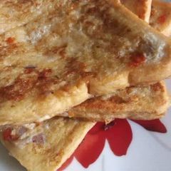 A picture of French toast.