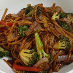 A picture of Chow mein.