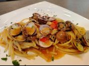 Una foto di pasta con vongole