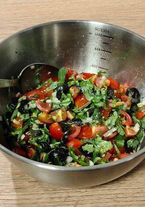 Foto principal de Ensalada aromática de cilantro y albahaca