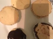 Una foto de alfajores de coco