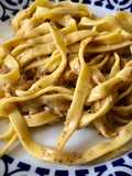 Tallarines frescos caseros con ricotta, cebolla caramelizada y trufa