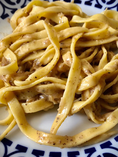 Una foto de Tallarines frescos caseros con ricotta, cebolla caramelizada y trufa