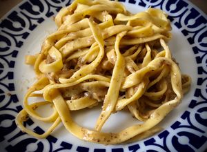 Foto principal de Tallarines frescos caseros con ricotta, cebolla caramelizada y trufa