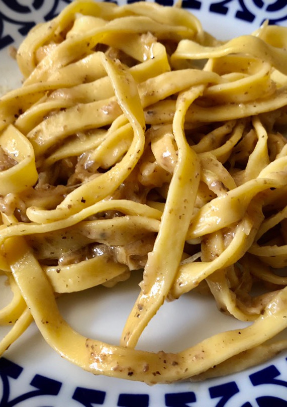 Una foto de Tallarines frescos caseros con ricotta, cebolla caramelizada y trufa