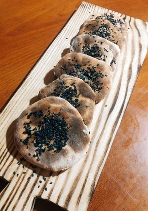 Hình của món Bánh sữa chua nướng mè đen.