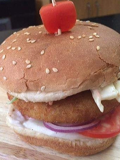 आलू टिक्की चीज़ बर्गर (Aloo tikki cheese burger recipe in hindi) रेसिपी मुख्य फोटो