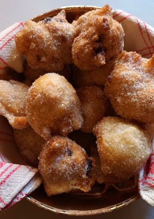 A picture of Sicilian Sfinci (Fried Dough with Raisins).