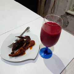 A picture of Watermelon and beetroot juice with fried chicken.