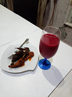A picture of Watermelon and beetroot juice with fried chicken.