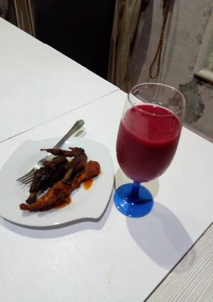 A picture of Watermelon and beetroot juice with fried chicken.