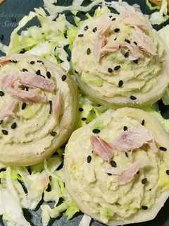 Una foto de Canapés de alcachofa con aguacate