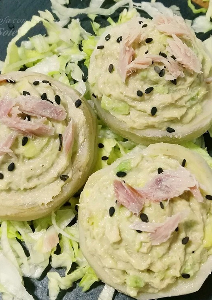 Una foto de Canapés de alcachofa con aguacate