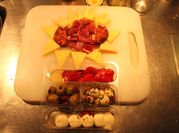 Una foto de jamón serrano picada